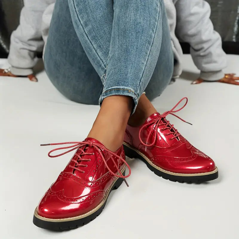 Damen Oxford-Schuhe mit Lack-Optik | Robuste Profilsohle &amp; Brogue-Details | Elegante Schnürschuhe für Büro und Alltag