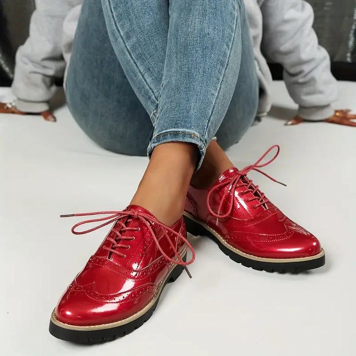 Damen Oxford-Schuhe mit Lack-Optik | Robuste Profilsohle &amp; Brogue-Details | Elegante Schnürschuhe für Büro und Alltag