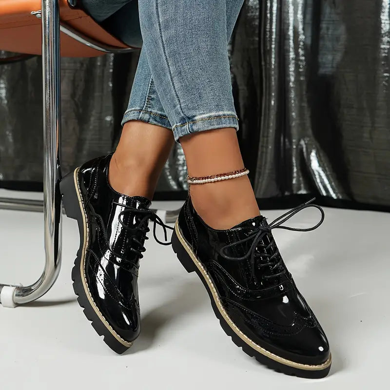 Damen Oxford-Schuhe mit Lack-Optik | Robuste Profilsohle &amp; Brogue-Details | Elegante Schnürschuhe für Büro und Alltag