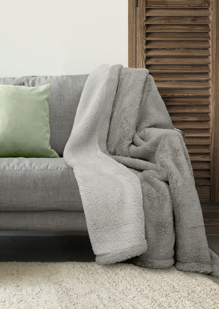 Sherpa Wohndecke aus weichem Fleece | Wendedecke mit glatter Rückseite, breitem Saum und waschbar bis 60 °C für Sofa und Bett