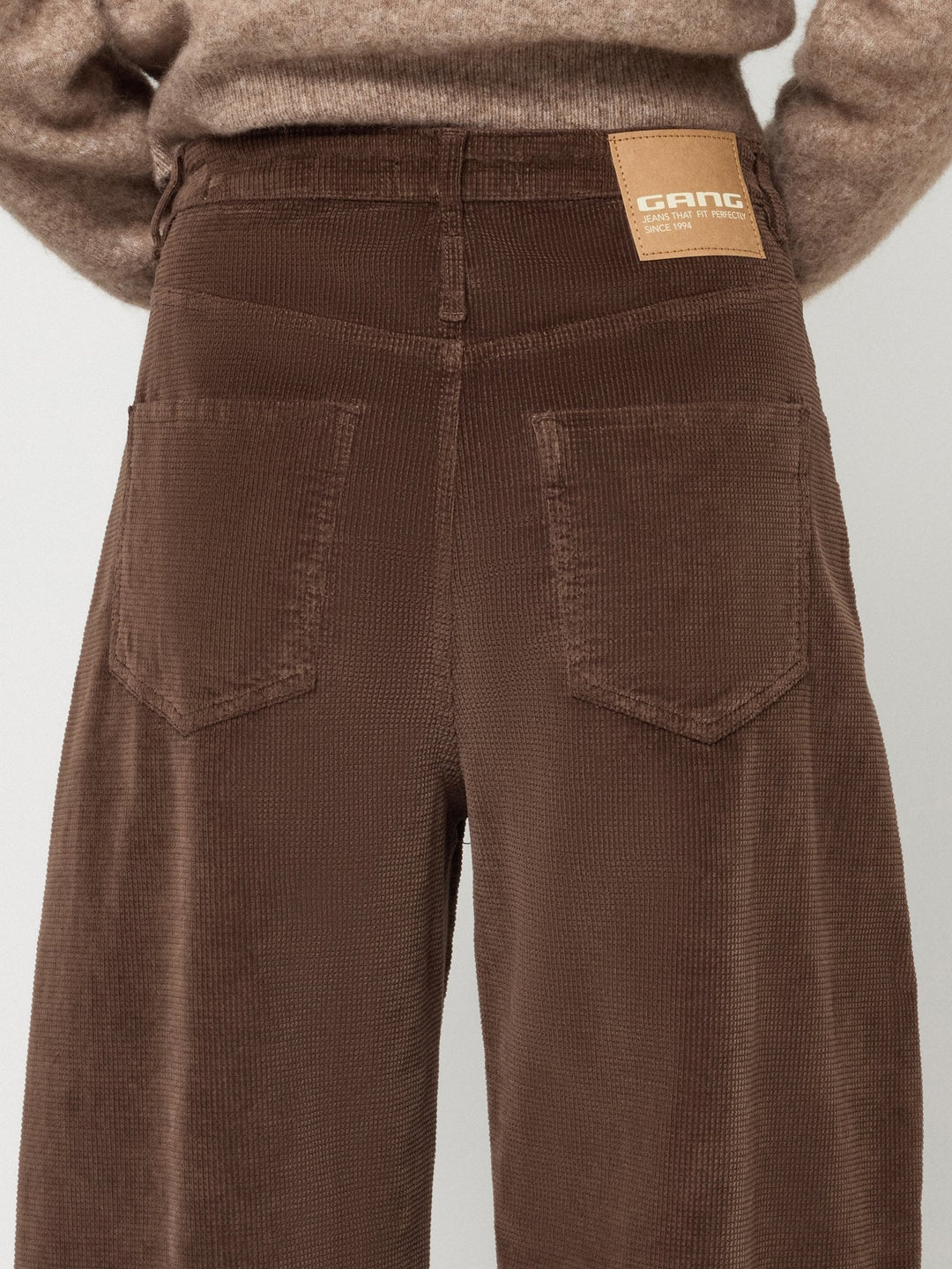 Cordhose | O-Shape mit hoher Leibhöhe und verkürztem, konischem Bein