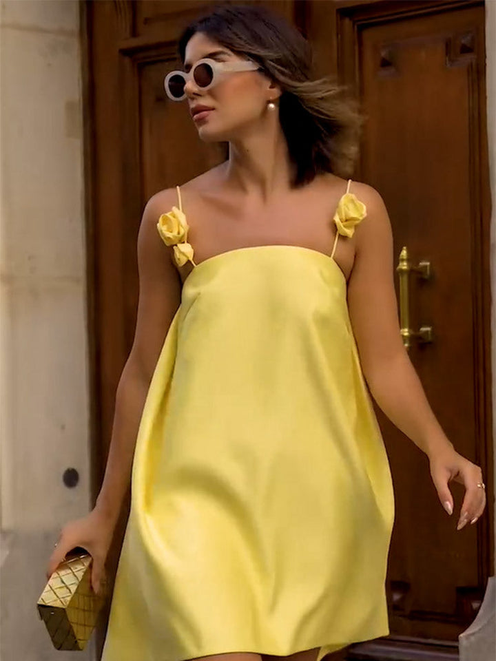 Rückenfreies Minikleid mit 3D-Rosen-Trägern | A-Linie &amp; asymmetrischer Saum | gefüttert | elegantes Statement für Events