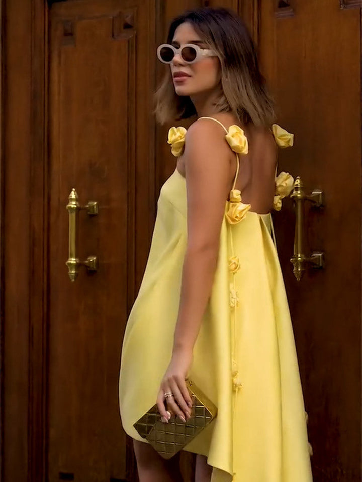 Rückenfreies Minikleid mit 3D-Rosen-Trägern | A-Linie &amp; asymmetrischer Saum | gefüttert | elegantes Statement für Events