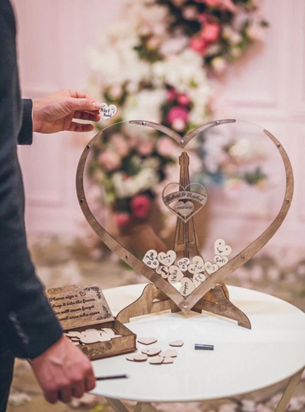 Libro degli ospiti per matrimoni a forma di cuore con cornice | decorazione ricordo con circa 80 cuori in legno | include supporto | 32×38×16 cm
