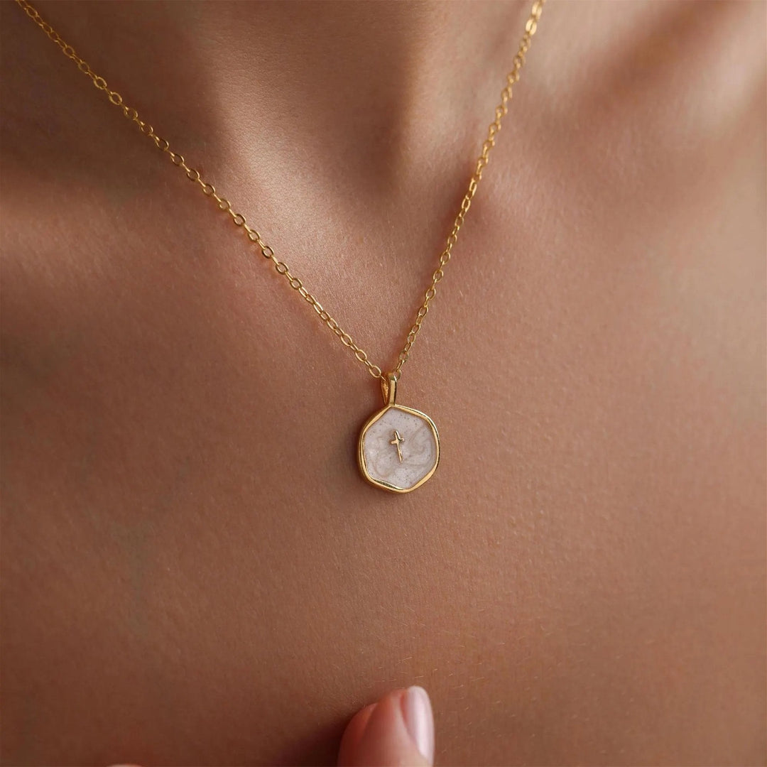 Goldfarbene Halskette mit Kreuzanhänger | Medaillon in Perlmuttoptik | Dezenter Schmuck für jeden Tag