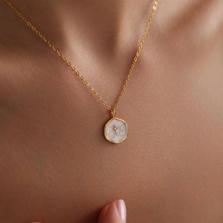 Goldfarbene Halskette mit Kreuzanhänger | Medaillon in Perlmuttoptik | Dezenter Schmuck für jeden Tag