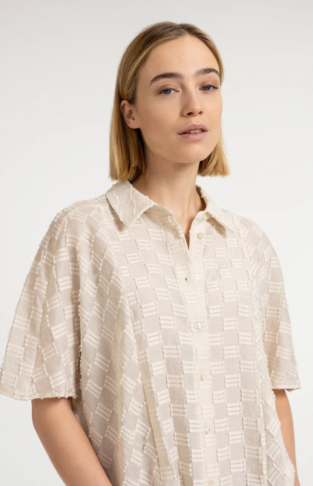 Damen Bluse | Jacquard-Bluse mit kurzen weiten Ärmeln, Kragen und lockerer Passform