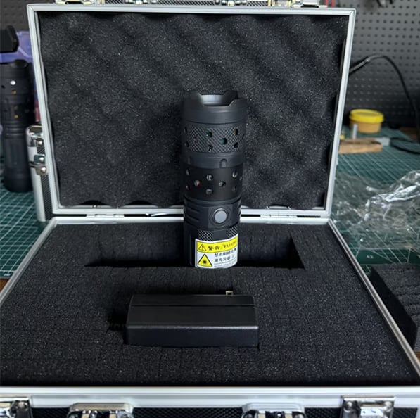 Langwelliges Infrarot-Laserlicht | Unsichtbares IR-Licht für Sensorik, Ausrichtung &amp; Tests | Kompakt, fokussierbar, robust