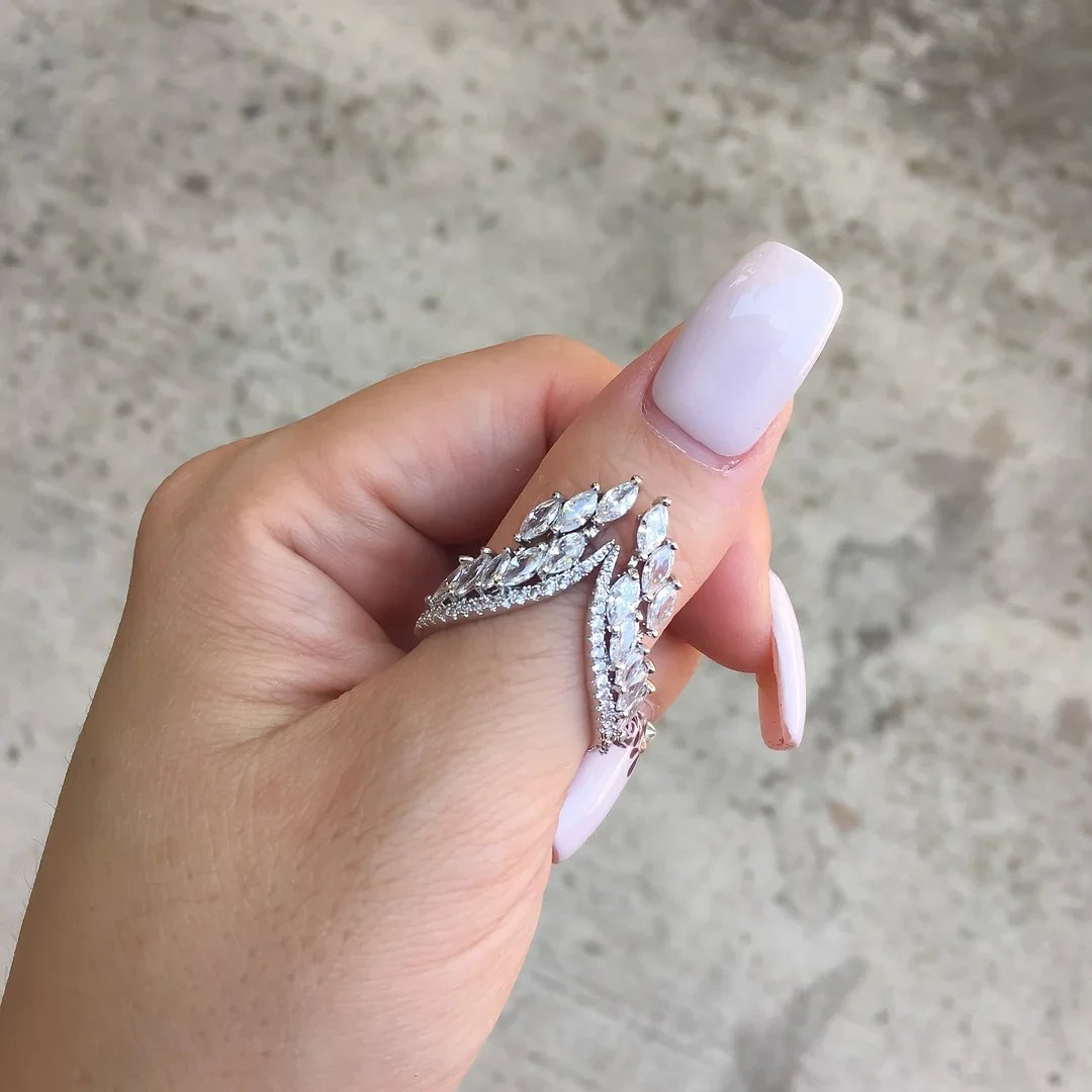Engelshorn Armreif verstellbar | Flügel-Design mit Zirkonia | Eleganter Schmuck aus Legierung | Für Alltag &amp; Anlass