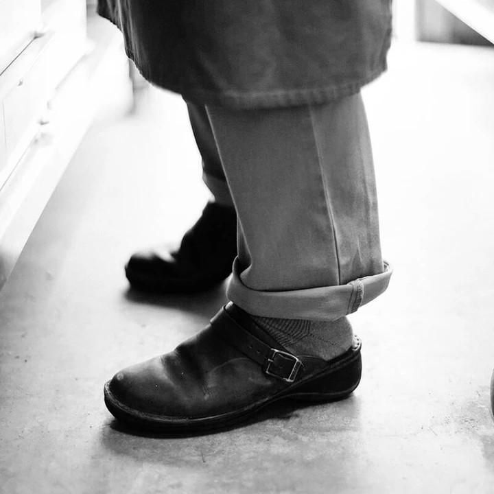 Herren Komfort-Slipper mit breiter Zehenbox | Herausnehmbare Einlegesohle &amp; Rocker-Sohle | Dämpfend, leicht &amp; atmungsaktiv