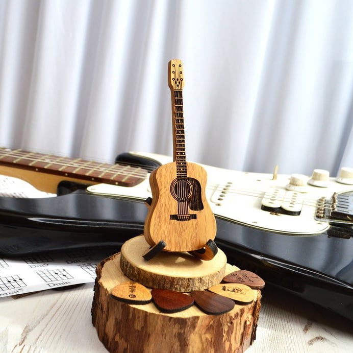 Personalisierte Gitarren-Plektrum Box aus Eichenholz | Mit Display-Ständer &amp; Platz für 3 Plektren | Geschenk für Gitarristen