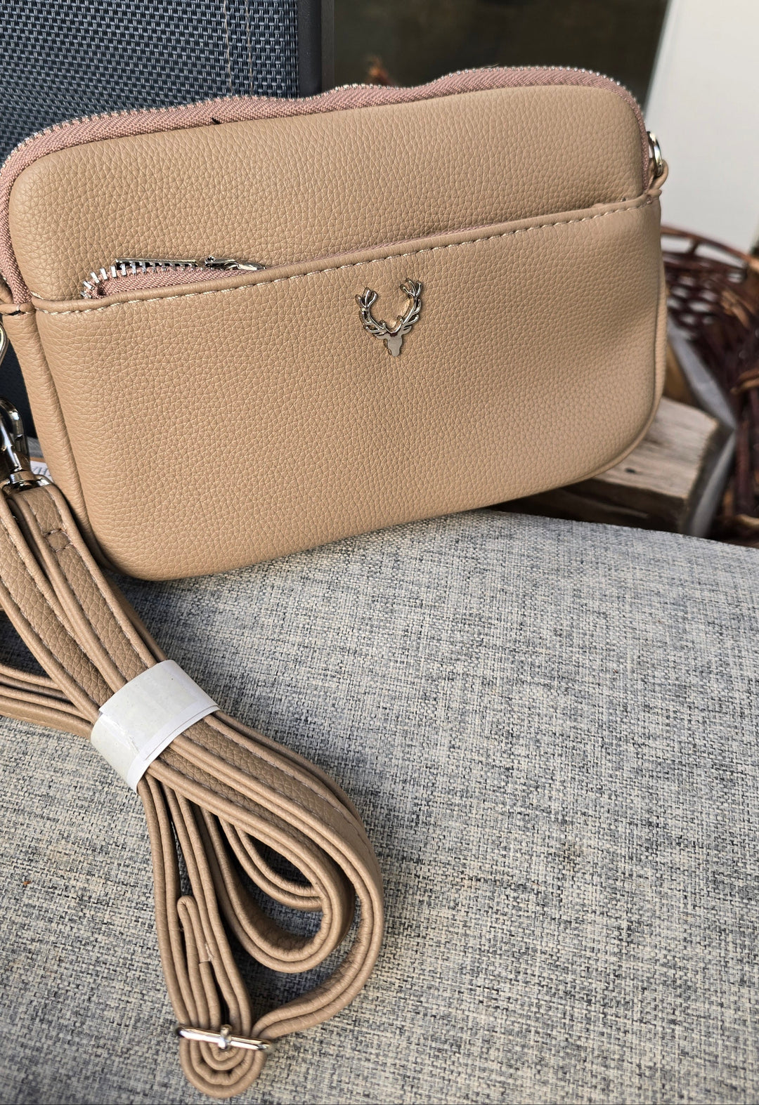 Trachtentasche Damen | Dirndltasche mit Hirschmotiv, Reißverschlussfächern und verstellbarem Schultergurt