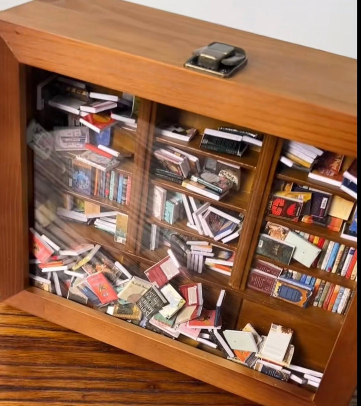 Miniatur Bücherregal aus Holz mit gefalteten Mini-Büchern | Handgefertigt, öffnbar &amp; neu sortierbar | Entspannendes Geschenk für Bücherfans | 25×20×8 cm
