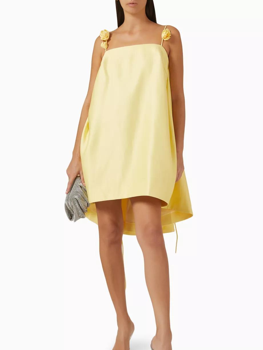 Rückenfreies Minikleid mit 3D-Rosen-Trägern | A-Linie &amp; asymmetrischer Saum | gefüttert | elegantes Statement für Events