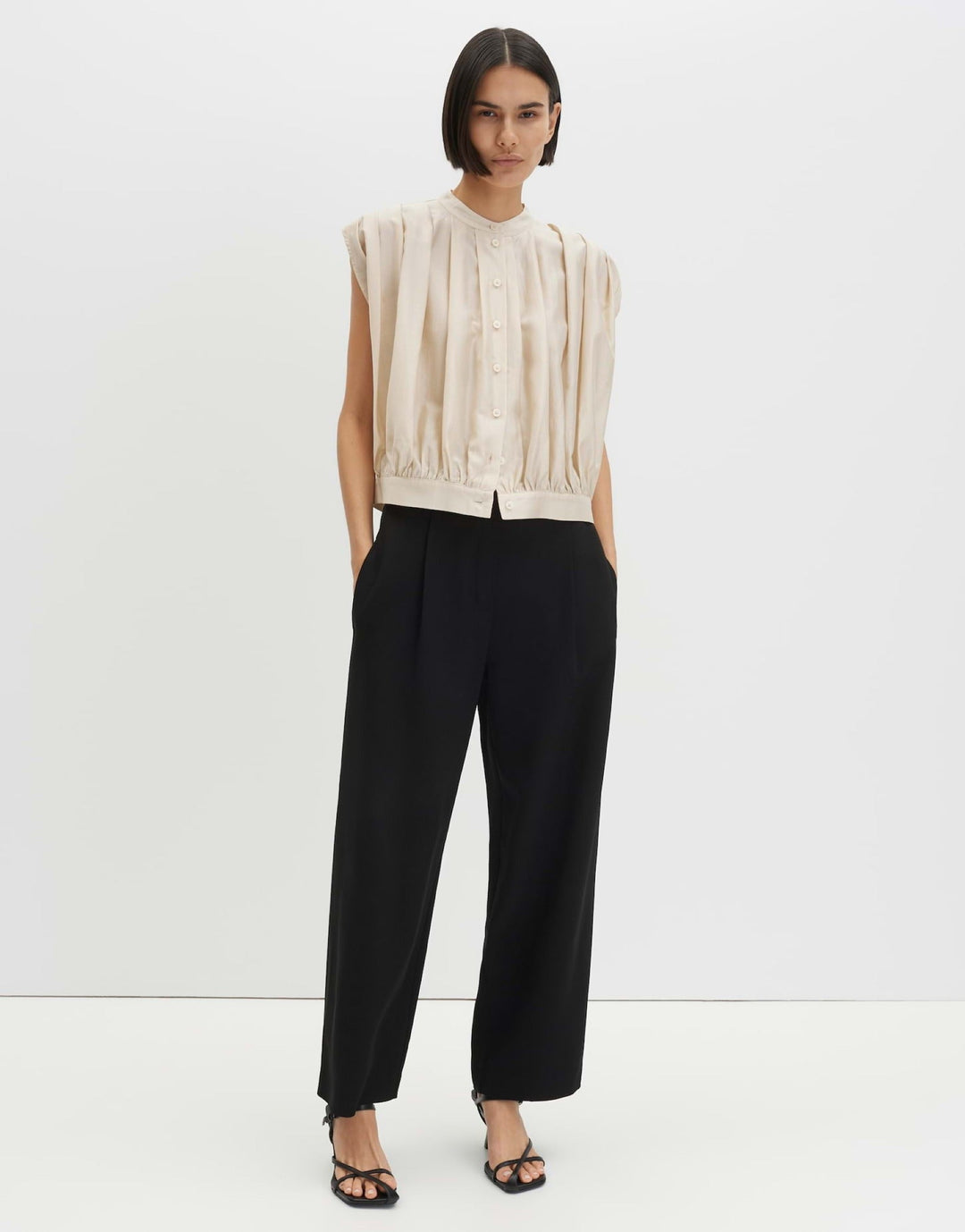 Damen Bluse | Bluse mit Drapierung, Rundhalsausschnitt, Knopfleiste und kurzen Ärmeln