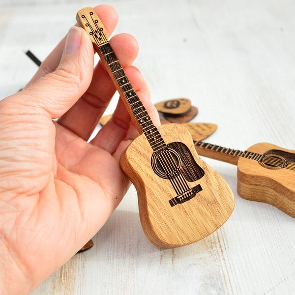 Personalisierte Gitarren-Plektrum Box aus Eichenholz | Mit Display-Ständer &amp; Platz für 3 Plektren | Geschenk für Gitarristen