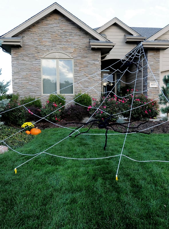 Halloween Spinnennetz 5 m | Riesiges weißes Deko-Netz mit Haken und Pflöcken für Hauswand, Garten und Halloween-Partys