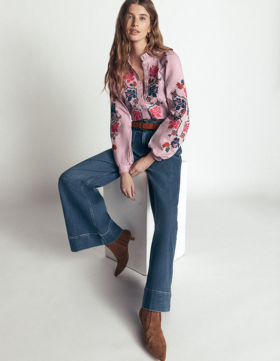 Damen Top | Baumwoll-Top mit Rüschen, Blumenstickerei und Blouson-Ärmeln