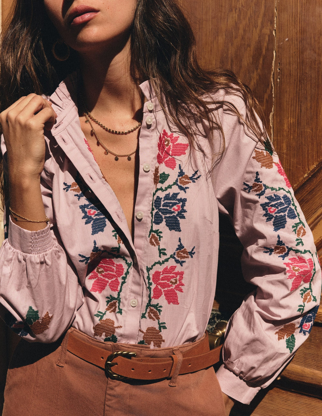 Damen Top | Baumwoll-Top mit Rüschen, Blumenstickerei und Blouson-Ärmeln