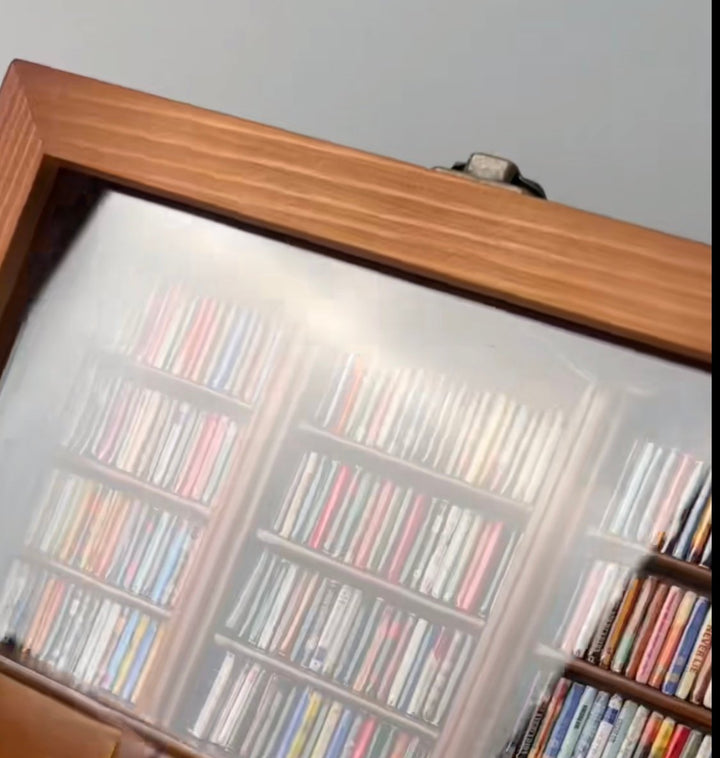 Miniatur Bücherregal aus Holz mit gefalteten Mini-Büchern | Handgefertigt, öffnbar &amp; neu sortierbar | Entspannendes Geschenk für Bücherfans | 25×20×8 cm