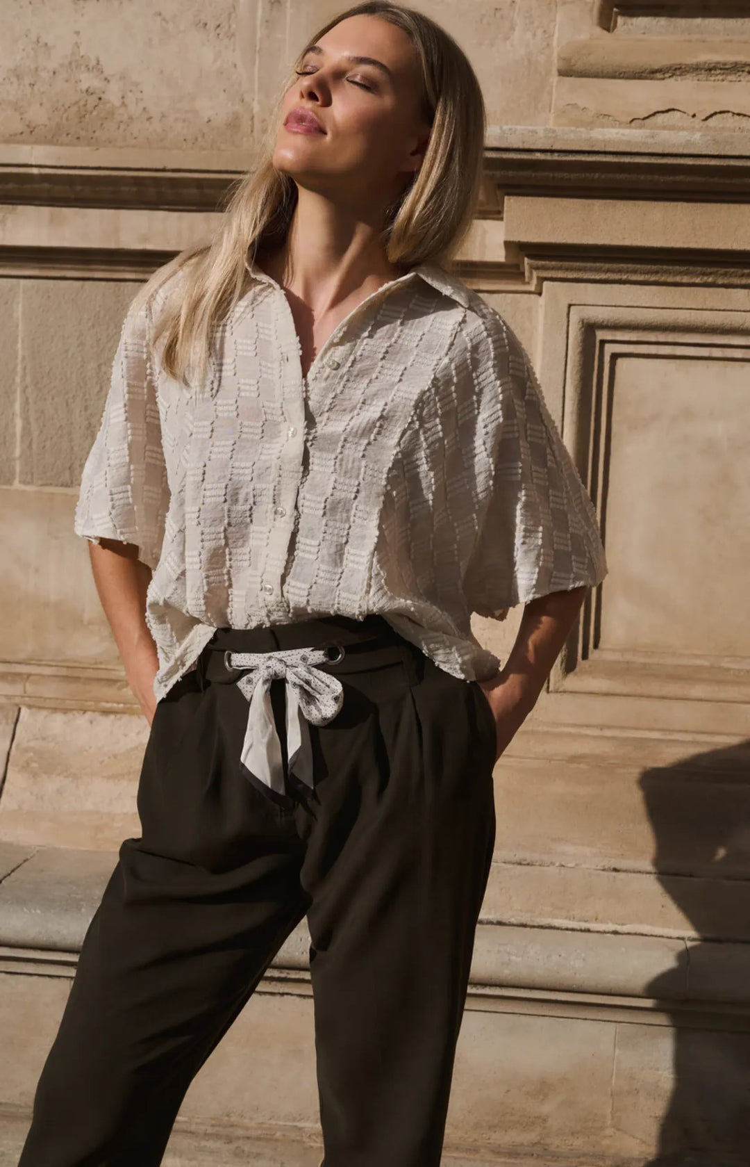 Damen Bluse | Jacquard-Bluse mit kurzen weiten Ärmeln, Kragen und lockerer Passform