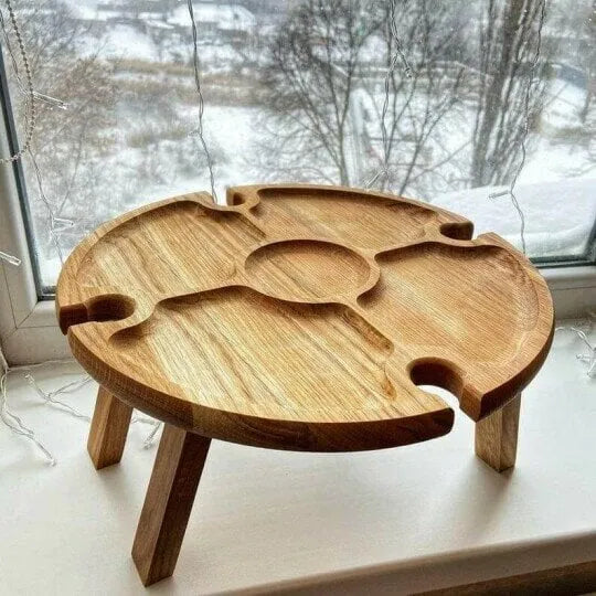 Tavolo in legno per esterni con design pieghevole e portabicchieri in vetro