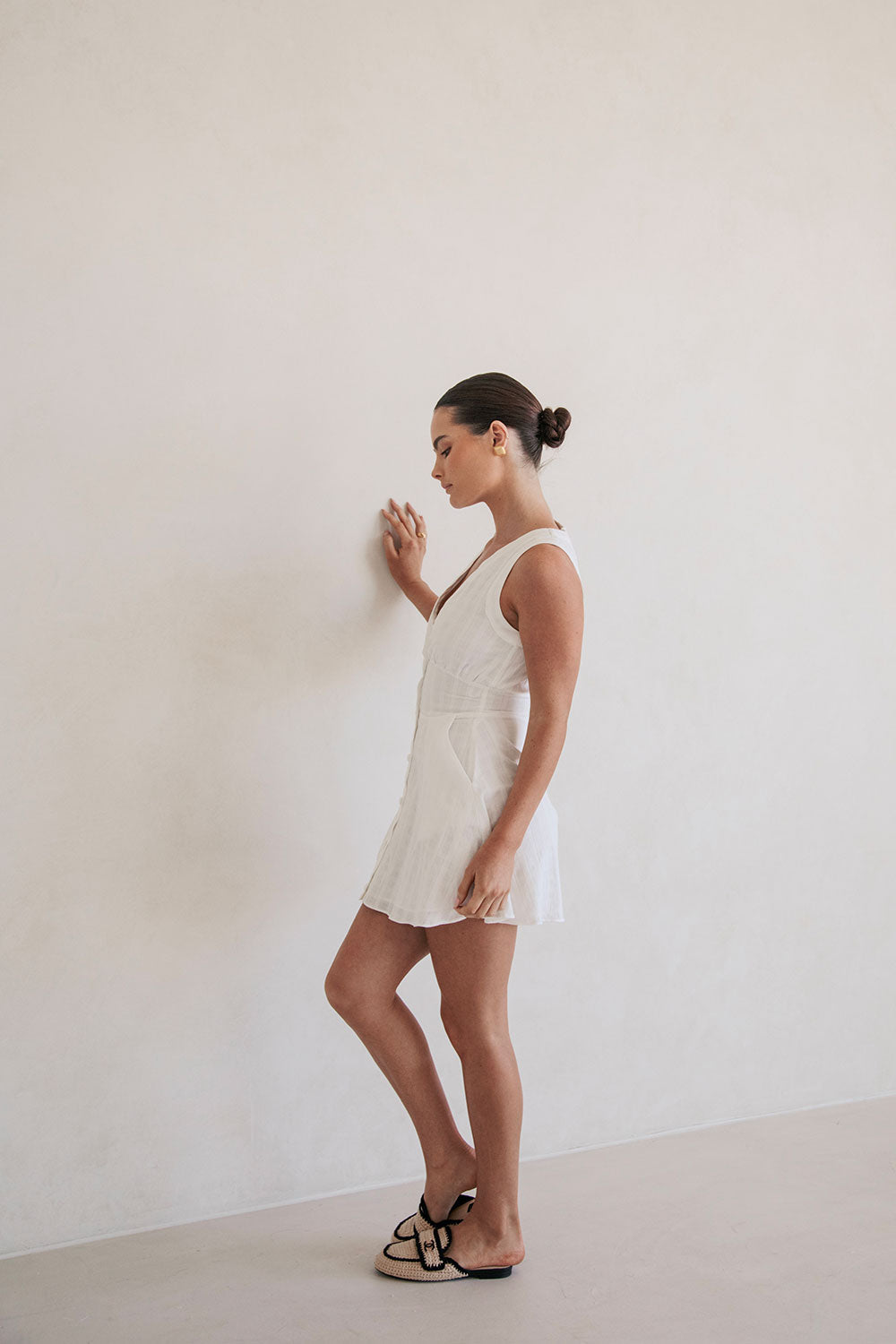 Damen Sommerkleid mit V-Ausschnitt &amp; Taillenband | Ärmelloses Minikleid mit Taschen | Femininer Freizeit-Look