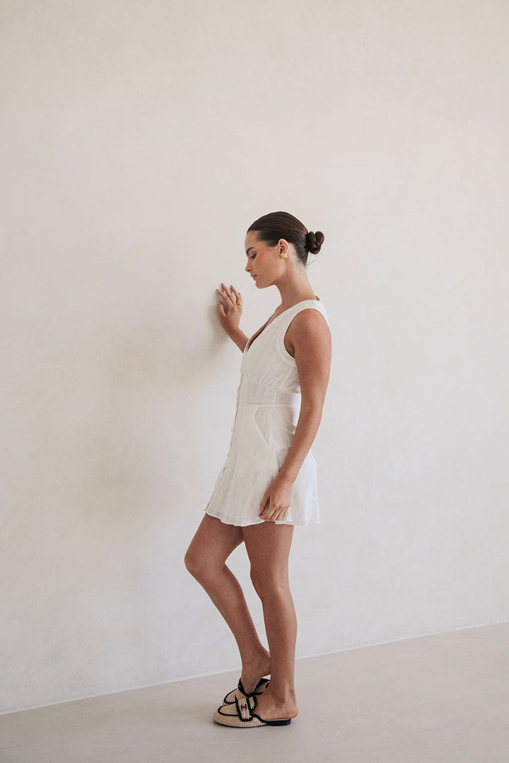Damen Sommerkleid mit V-Ausschnitt &amp; Taillenband | Ärmelloses Minikleid mit Taschen | Femininer Freizeit-Look