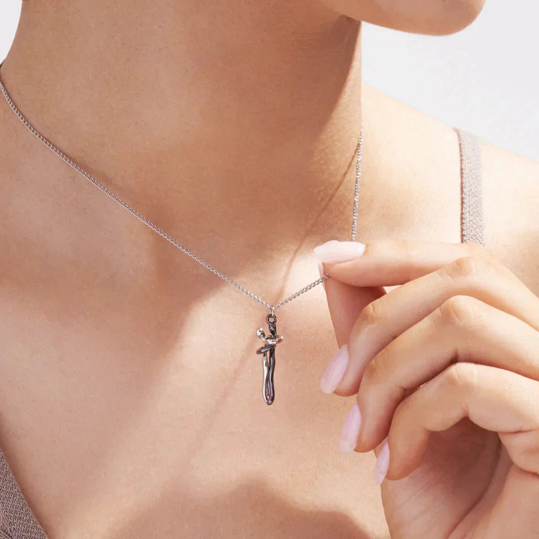 Umarmungs-Herz Anhänger Kette | Edelstahlkette mit Messing-Anhänger | Symbol für Liebe &amp; Verbundenheit | Geschenkidee