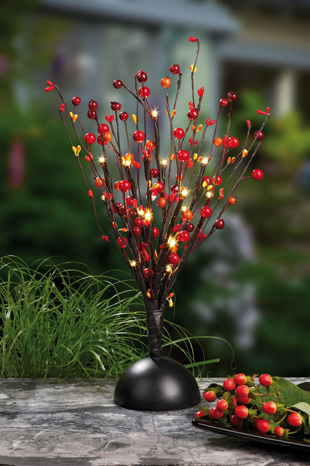 LED Deko-Baum mit roten Beeren 40 cm | 16 warmweiße LEDs, batteriebetrieben | Dekoleuchte für Tisch und Wohnbereich