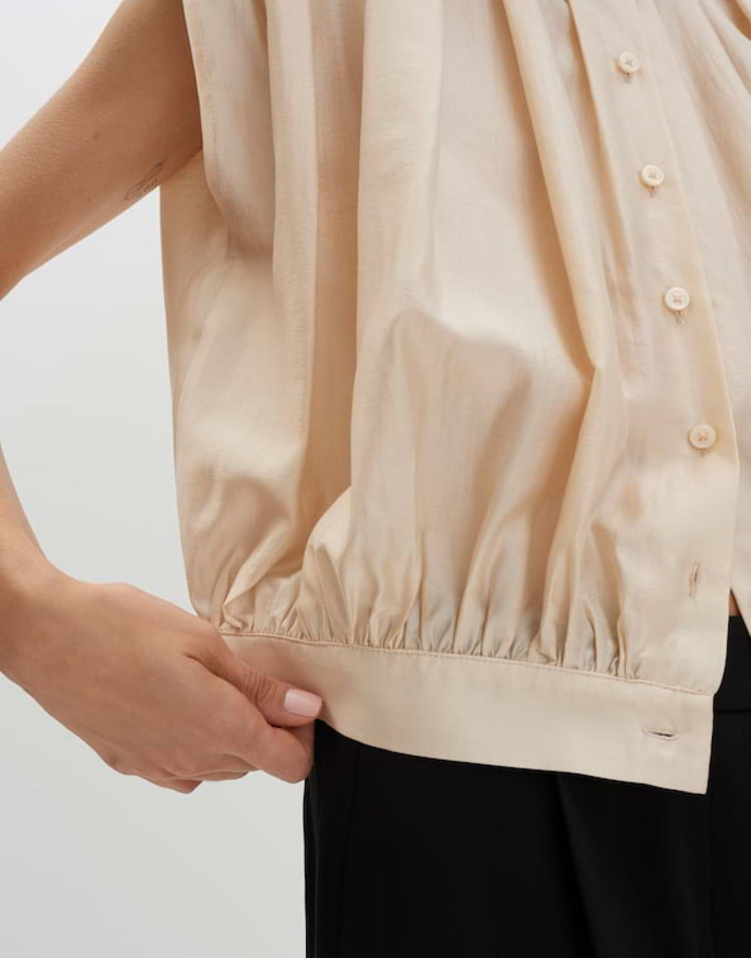 Damen Bluse | Bluse mit Drapierung, Rundhalsausschnitt, Knopfleiste und kurzen Ärmeln