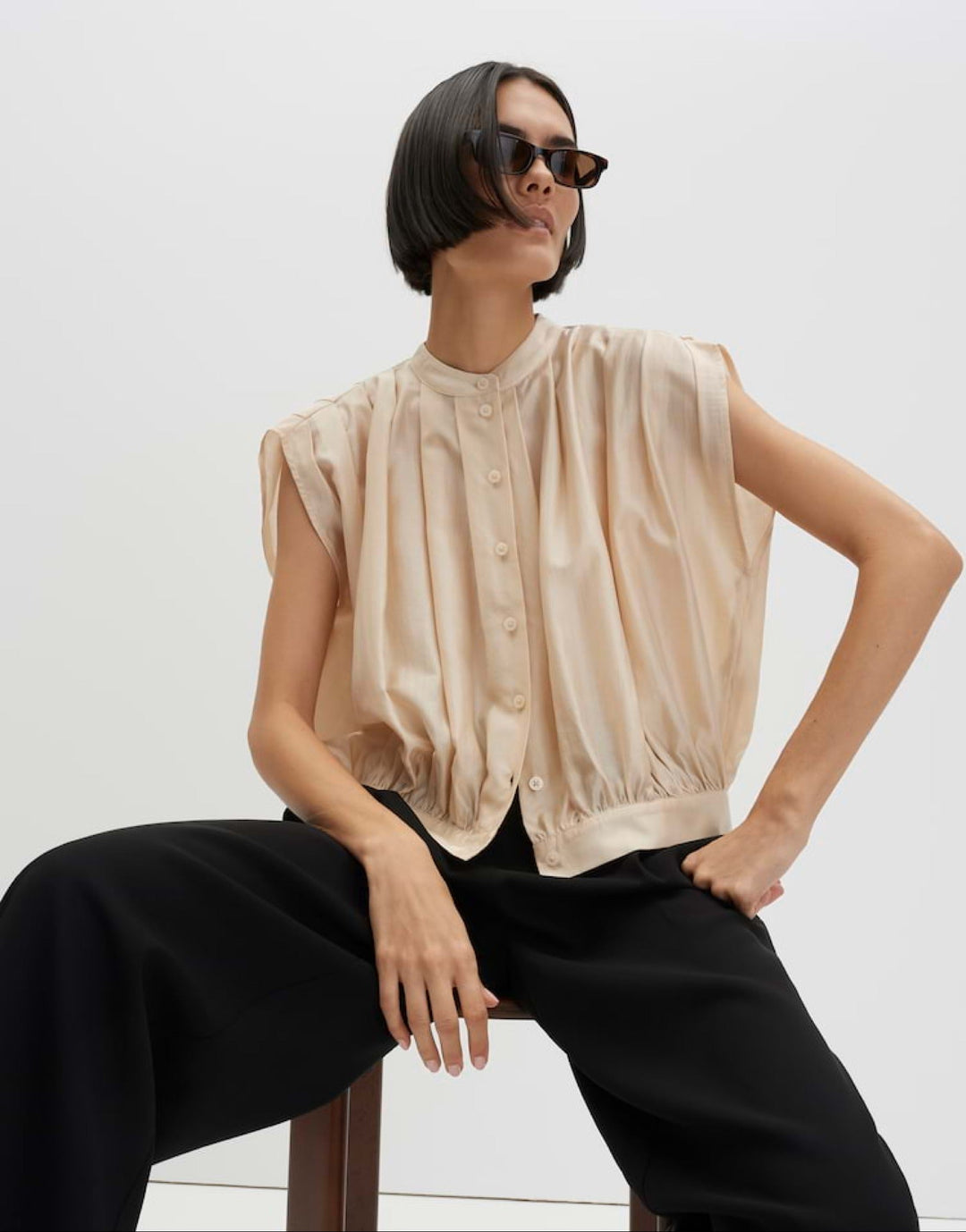 Damen Bluse | Bluse mit Drapierung, Rundhalsausschnitt, Knopfleiste und kurzen Ärmeln