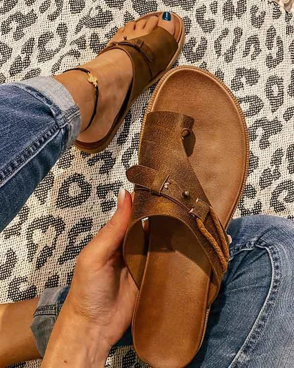 Damen Slip-On Ledersandalen mit Zehenschlaufe | Asymmetrischer Riemen &amp; Nieten-Details | Gepolsterte Innensohle