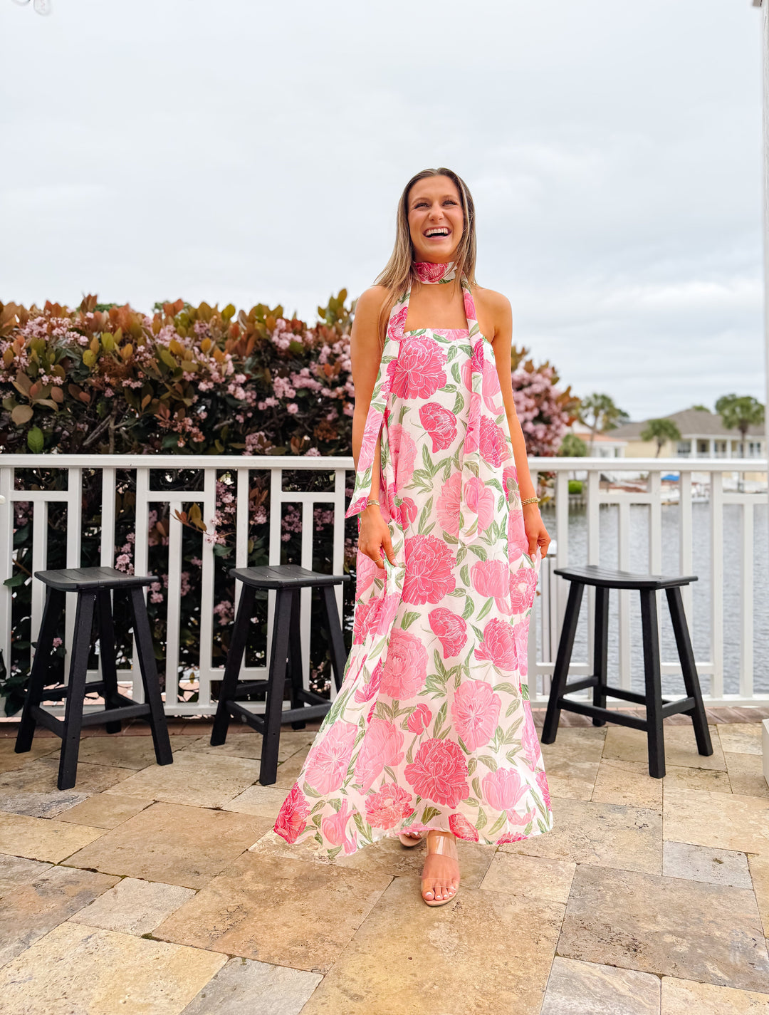 Rosé Garten-Schal MaxiDamen Maxi-Kleid mit Blumenmuster &amp; Neckholder | Luftiges Sommerkleid mit Schal-Detail | Fließende PassformKleid