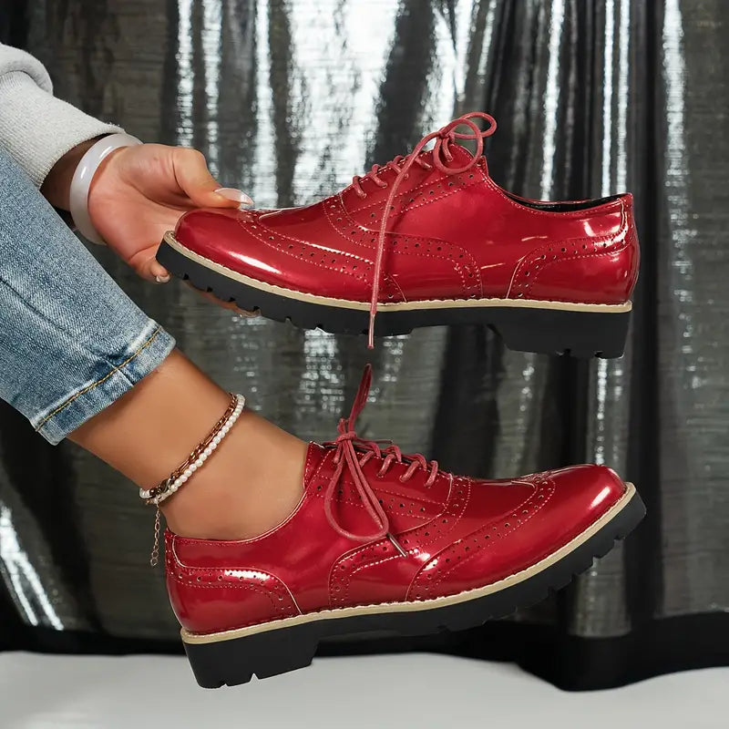 Damen Oxford-Schuhe mit Lack-Optik | Robuste Profilsohle &amp; Brogue-Details | Elegante Schnürschuhe für Büro und Alltag