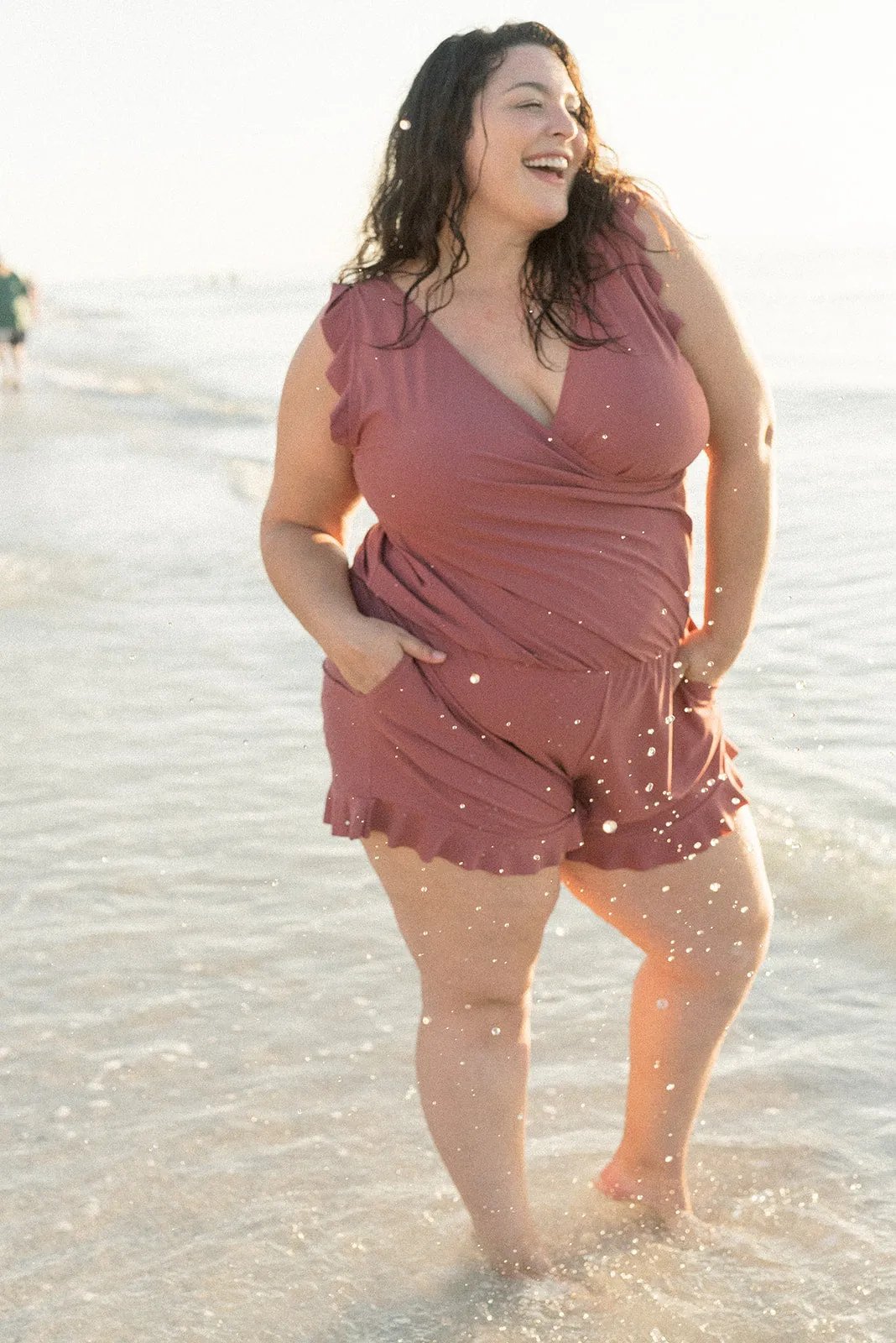 Damen Swim Romper mit Bauchkontrolle | V-Ausschnitt &amp; Rüschenschultern | schnelltrocknend, Vier-Wege-Stretch mit Shorts &amp; Taschen