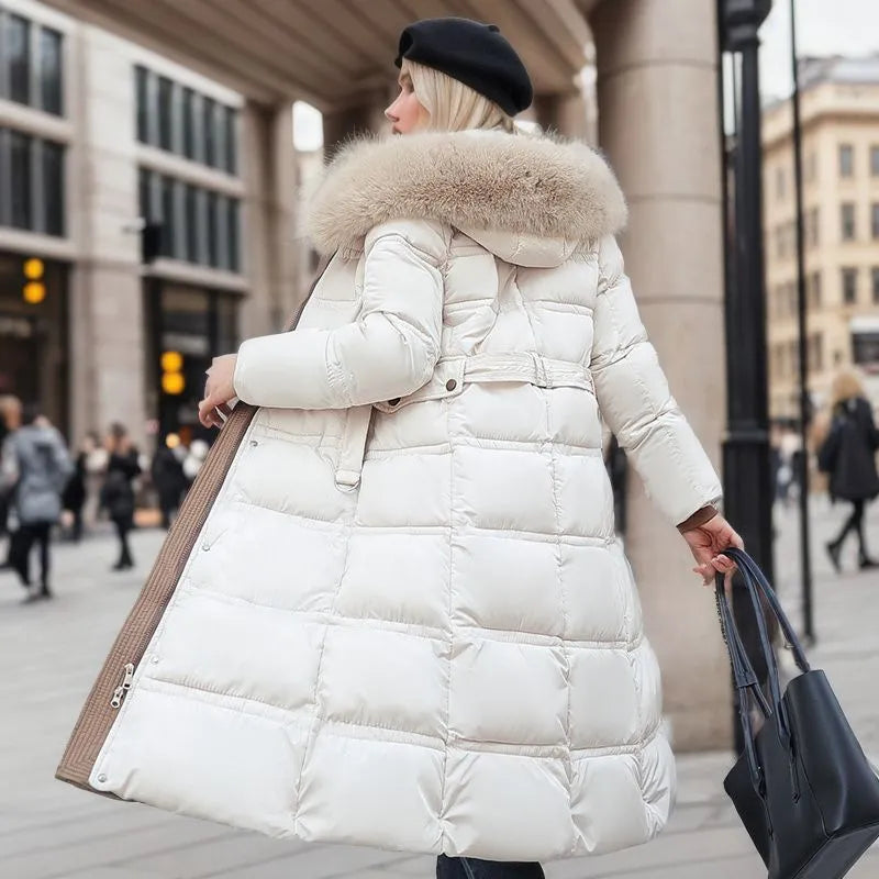 Damen lange Winterjacke mit Gürtel | Wintermantel mit Kapuze und Fellbesatz für feminine Winterlooks und kalte Tage