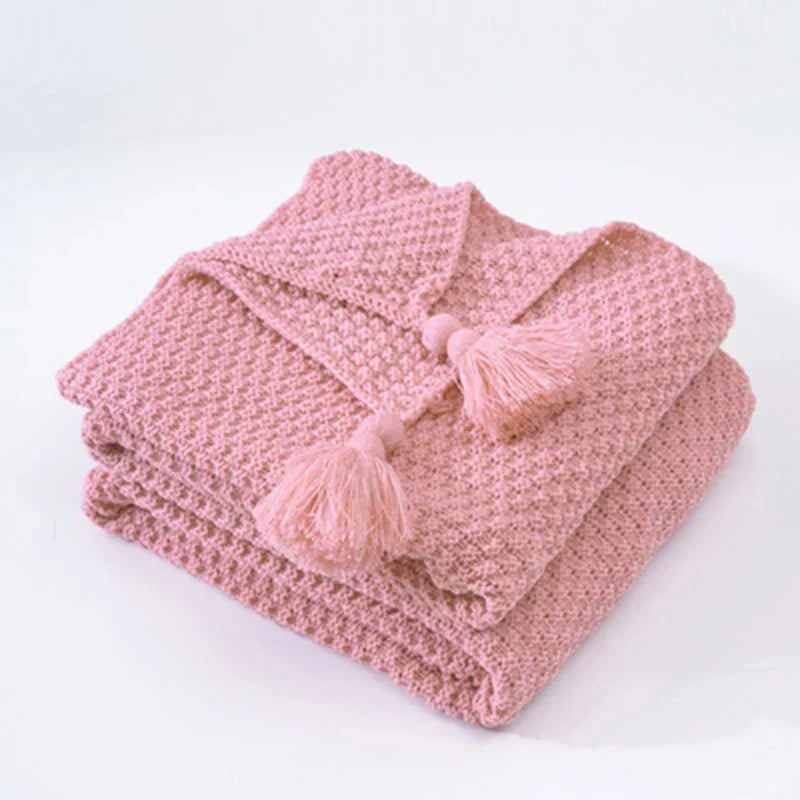 Wolldecke 130 × 160 cm | Gestrickte Kuscheldecke aus 100 % Wolle mit Quasten und dekorativen Kugeln
