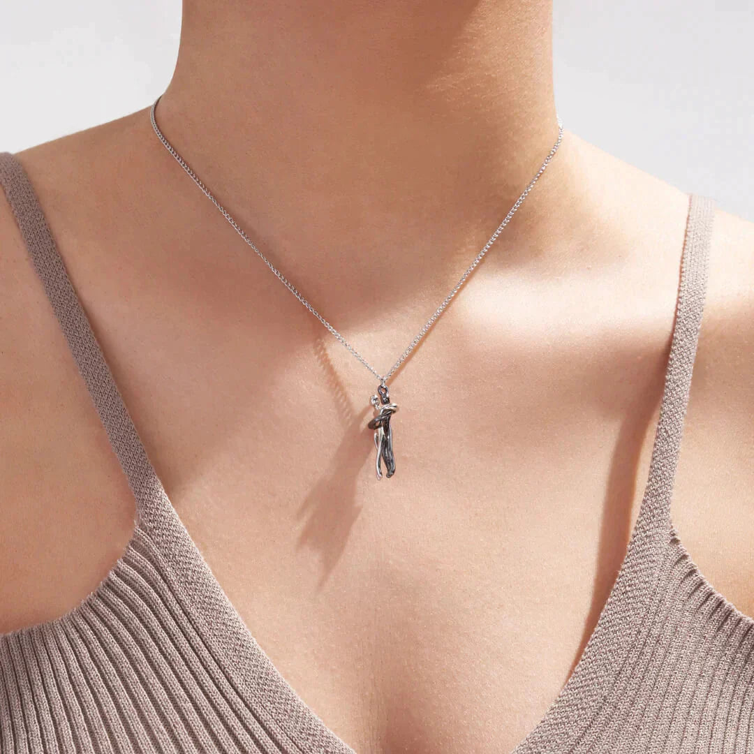 Umarmungs-Herz Anhänger Kette | Edelstahlkette mit Messing-Anhänger | Symbol für Liebe &amp; Verbundenheit | Geschenkidee
