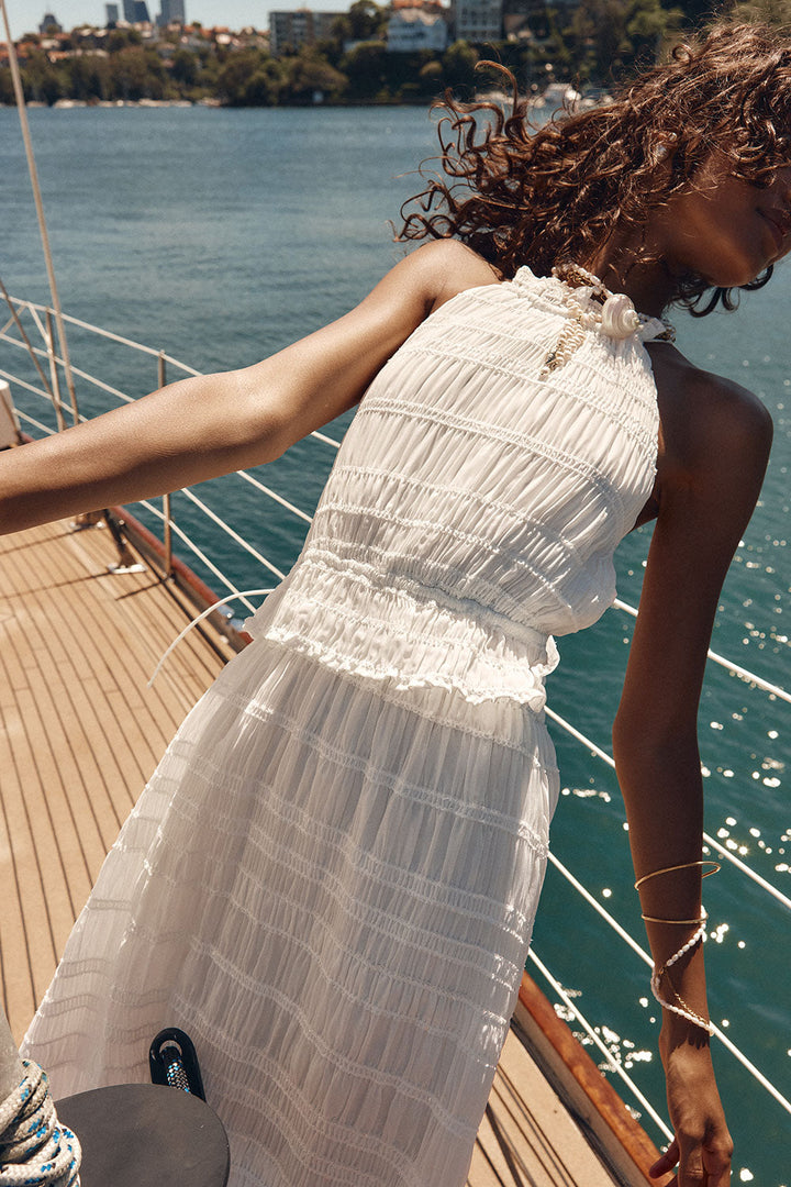Damen Maxikleid Weiß mit offenem Rücken | Halterneck &amp; Volant-Taille | Geraffte Textur für Sommer &amp; Urlaub