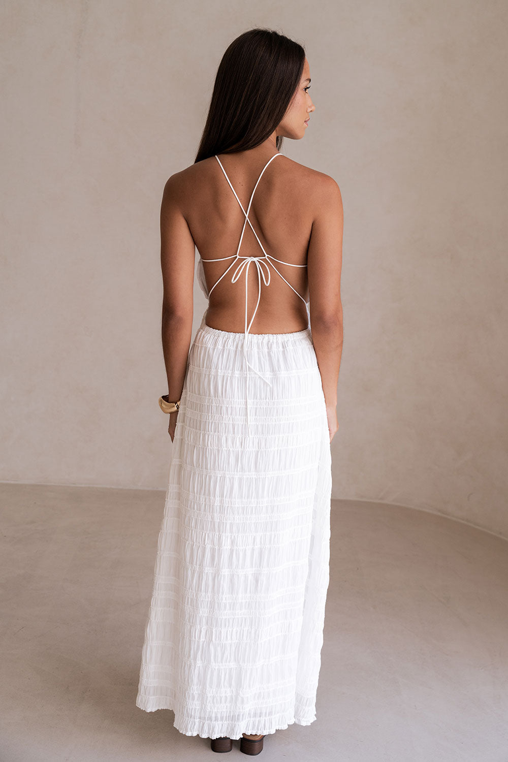 Damen Maxikleid Weiß mit offenem Rücken | Halterneck &amp; Volant-Taille | Geraffte Textur für Sommer &amp; Urlaub