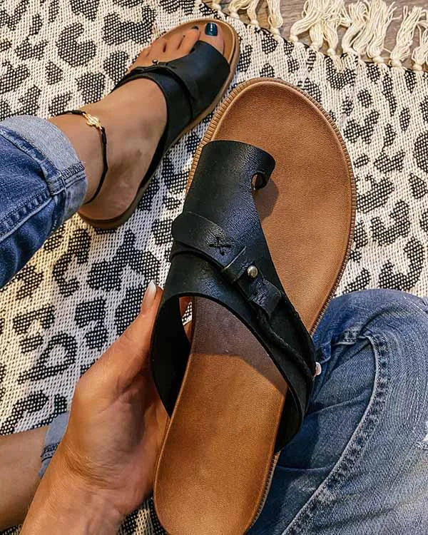Damen Slip-On Ledersandalen mit Zehenschlaufe | Asymmetrischer Riemen &amp; Nieten-Details | Gepolsterte Innensohle