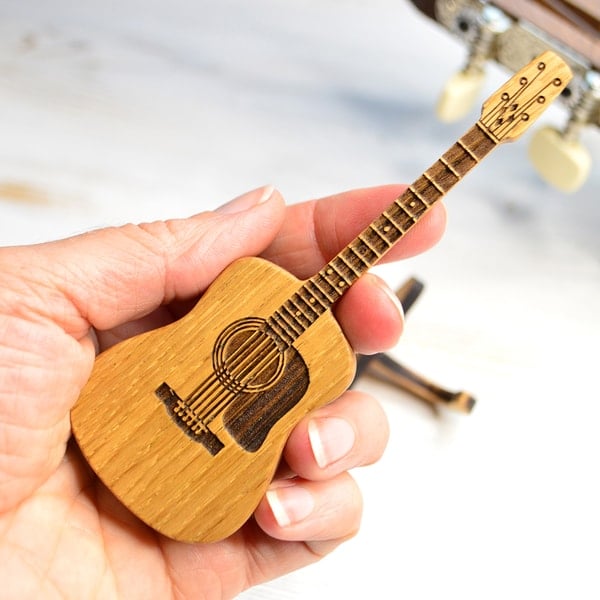 Personalisierte Gitarren-Plektrum Box aus Eichenholz | Mit Display-Ständer &amp; Platz für 3 Plektren | Geschenk für Gitarristen