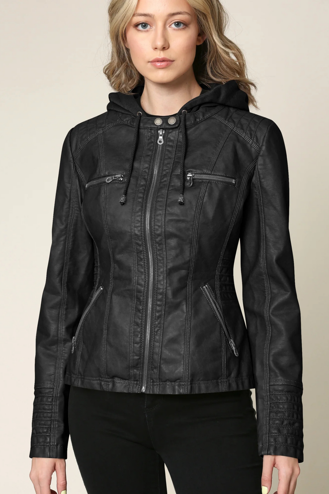 Damen Lederoptik Jacke mit Kapuze in Schwarz | Wetterfeste Übergangsjacke mit abnehmbarer Kapuze und weichem Innenfutter