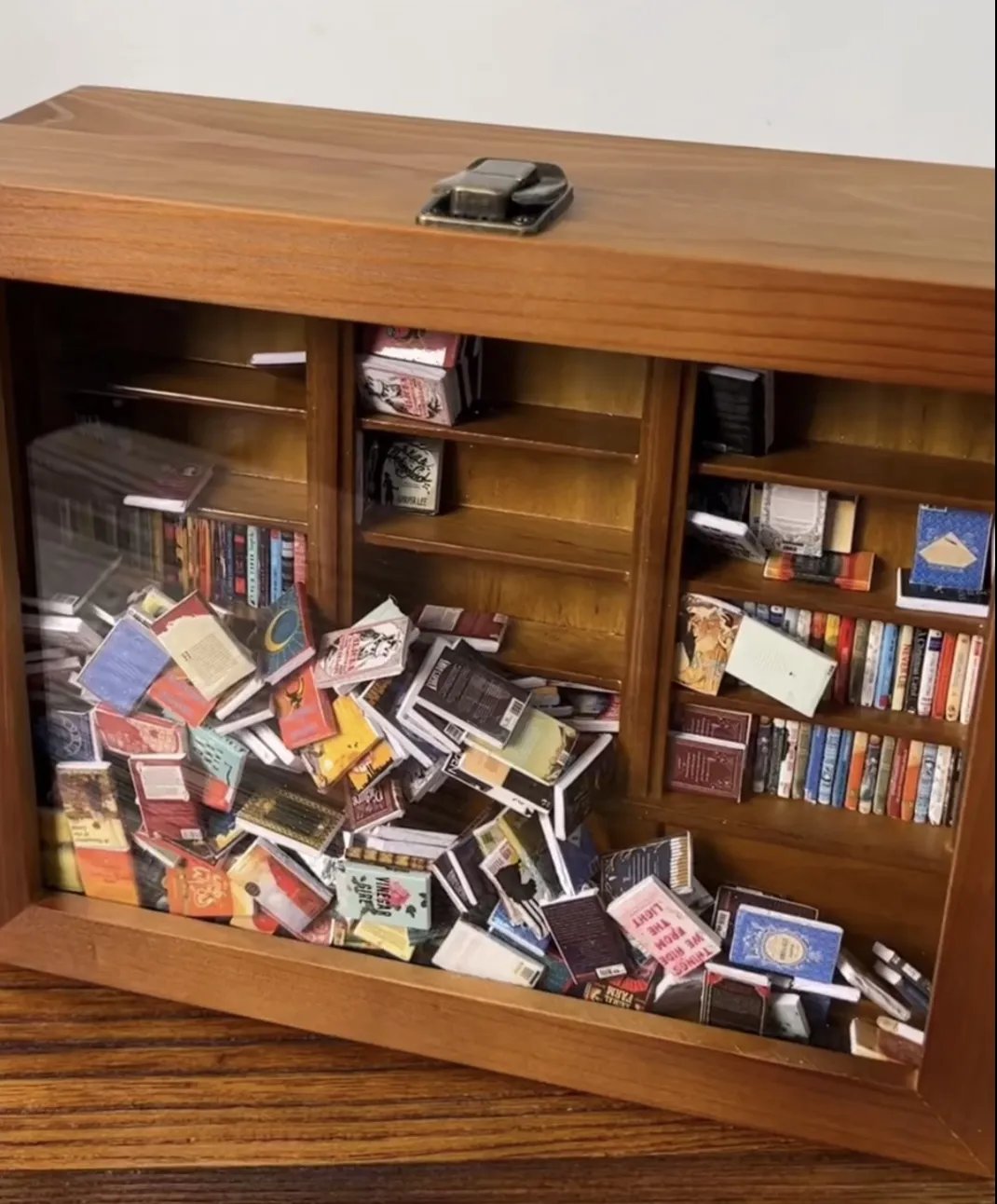 Miniatur Bücherregal aus Holz mit gefalteten Mini-Büchern | Handgefertigt, öffnbar &amp; neu sortierbar | Entspannendes Geschenk für Bücherfans | 25×20×8 cm