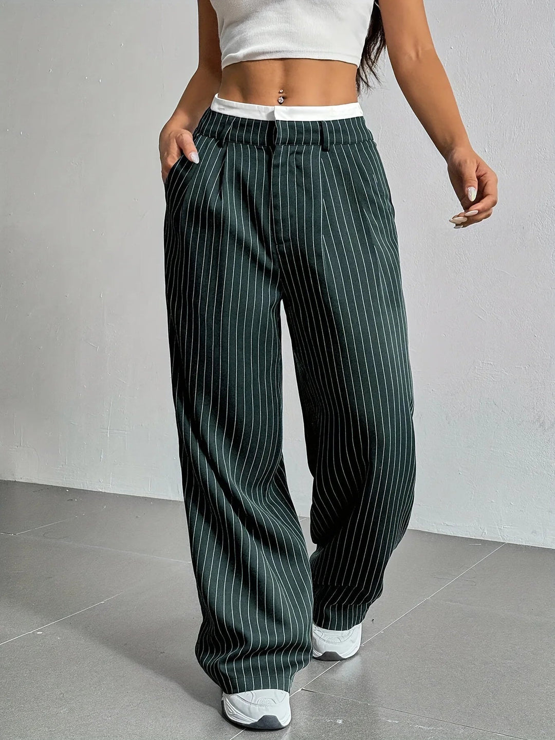 Damen High-Waist Hose | Gestreifte Stoffhose mit weitem Bein, lockerer Passform und praktischen Seitentaschen