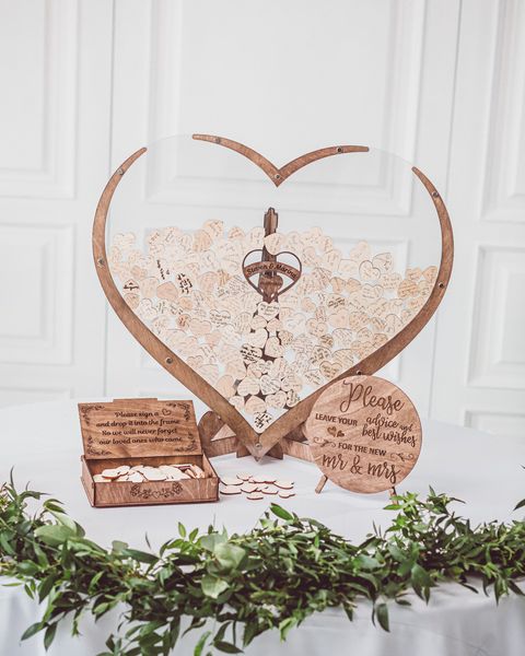 Libro degli ospiti per matrimoni a forma di cuore con cornice | decorazione ricordo con circa 80 cuori in legno | include supporto | 32×38×16 cm