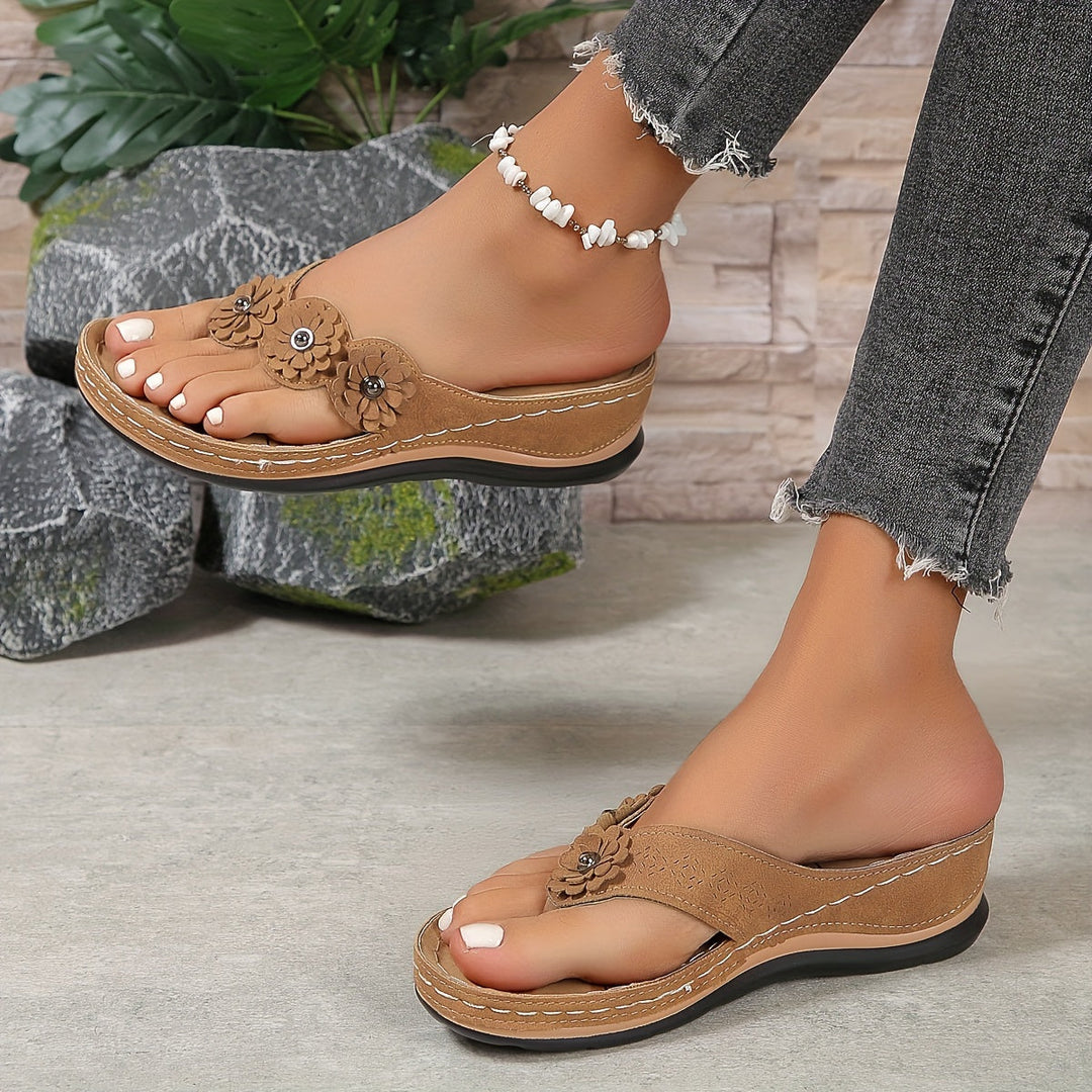 Damen Sandalen mit Blumen-Design | Bequeme Fußbett-Unterstützung | Leichter Slip-on für Sommer &amp; Urlaub | Millicent