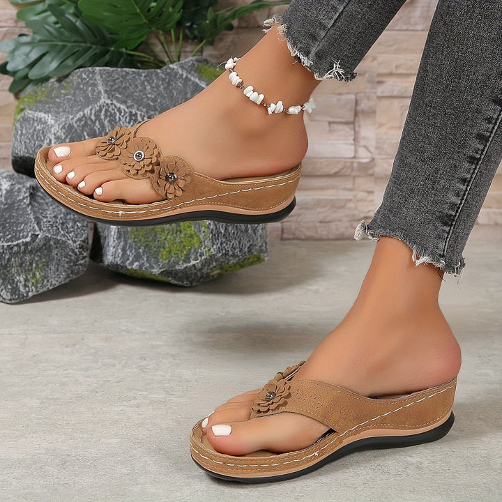 Damen Sandalen mit Blumen-Design | Bequeme Fußbett-Unterstützung | Leichter Slip-on für Sommer &amp; Urlaub | Millicent