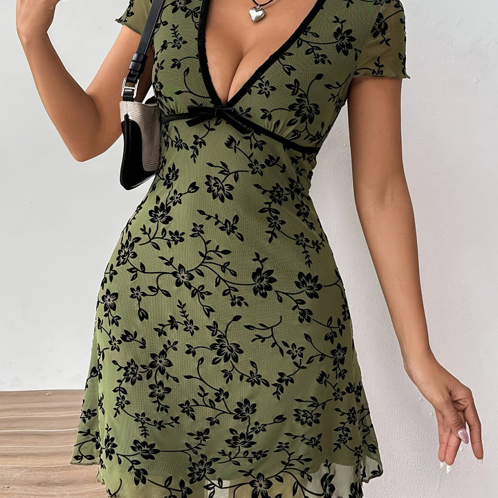 Blumiges Strickkleid mit V-Ausschnitt | A-Linie mit schwarzer Einfassung | Weich, elastisch, elegant für Alltag &amp; Anlass